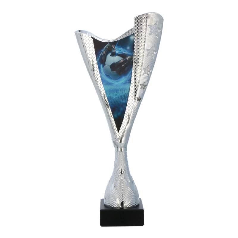 cupa argintie din plastic cu emblema de fotbal pe soclu