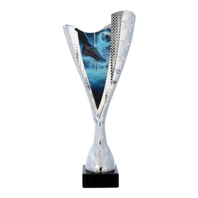 cupa argintie din plastic cu emblema de fotbal pe soclu