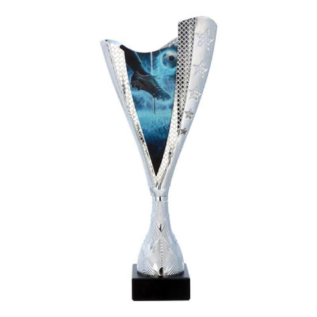 cupa argintie din plastic cu emblema de fotbal pe soclu