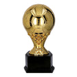 trofeu din plastic auriu cu figurina fotbal pe soclu