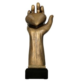 Trofeu rășină figurina mână ține o inimă